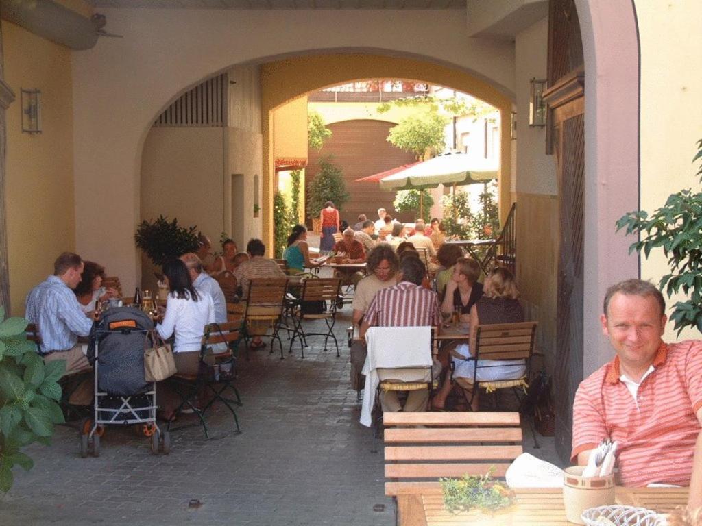 Gasthof Zum Weissen Lamm Sommerach Exterior photo
