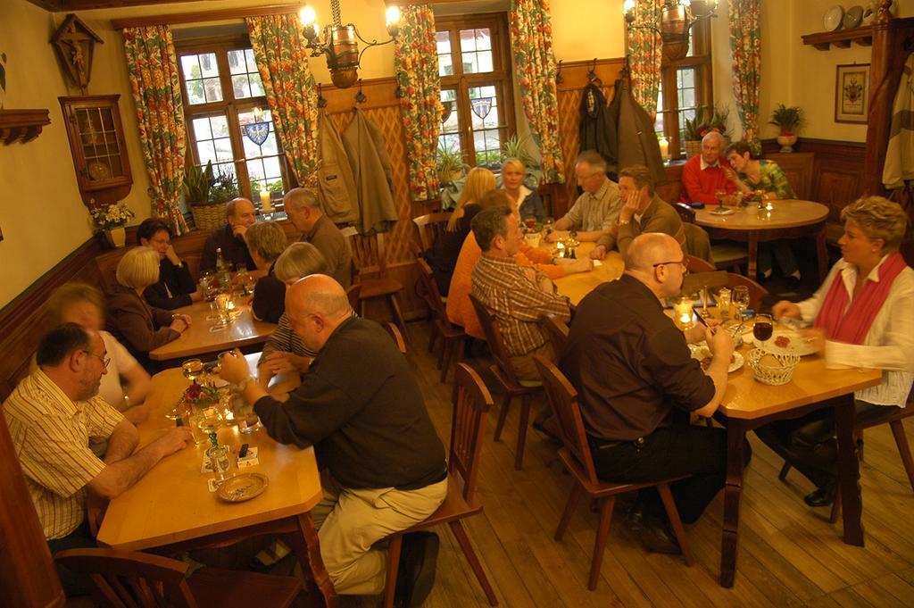 Gasthof Zum Weissen Lamm Sommerach Exterior photo